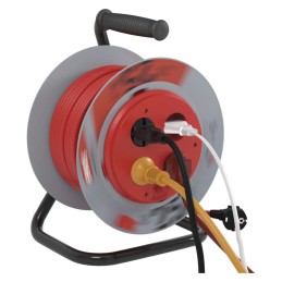 PVC pikendusjuhe trumlil fikseeritud 4 pistikupesa. 25 m. 1,5 mm2 SCH.