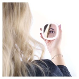 Pocket cosmetic mirror with LED light